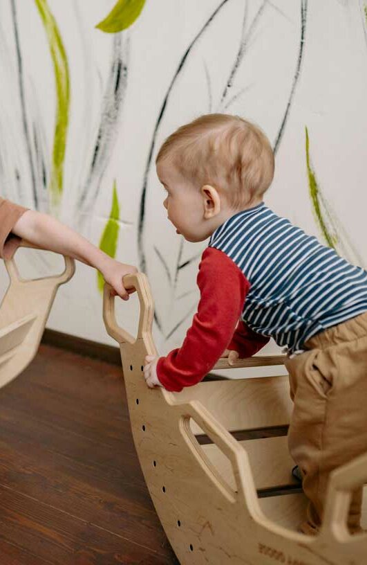 3 enfants qui jouent dans une crèche, psychomotricité